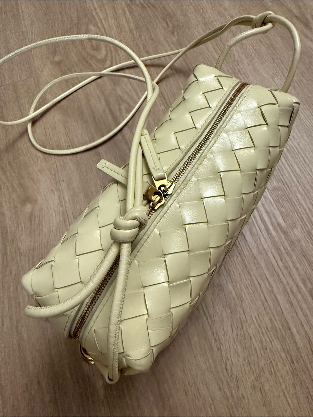 Bottega Veneta Small Loop Camera Bag – Ice Cream Intrecciato Leather – Gold Knot - Picture 3 of 6